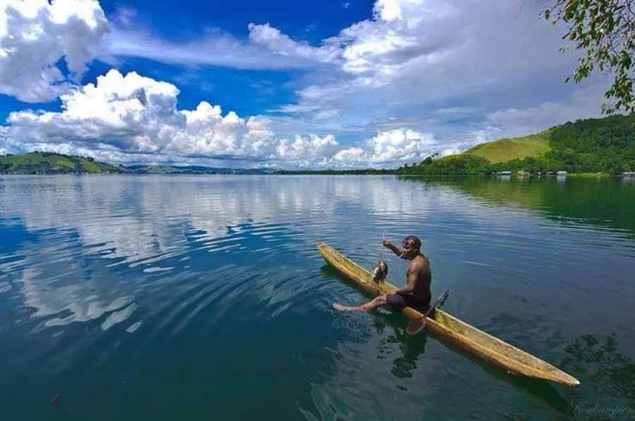 Foto Gambar Danau Sentani Jayapura Papua - @tourtopia.id